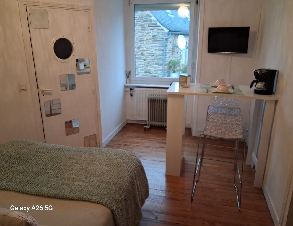Chambre d'hôtes randonneurs Saint Barbe Plestin les greves fenêtre